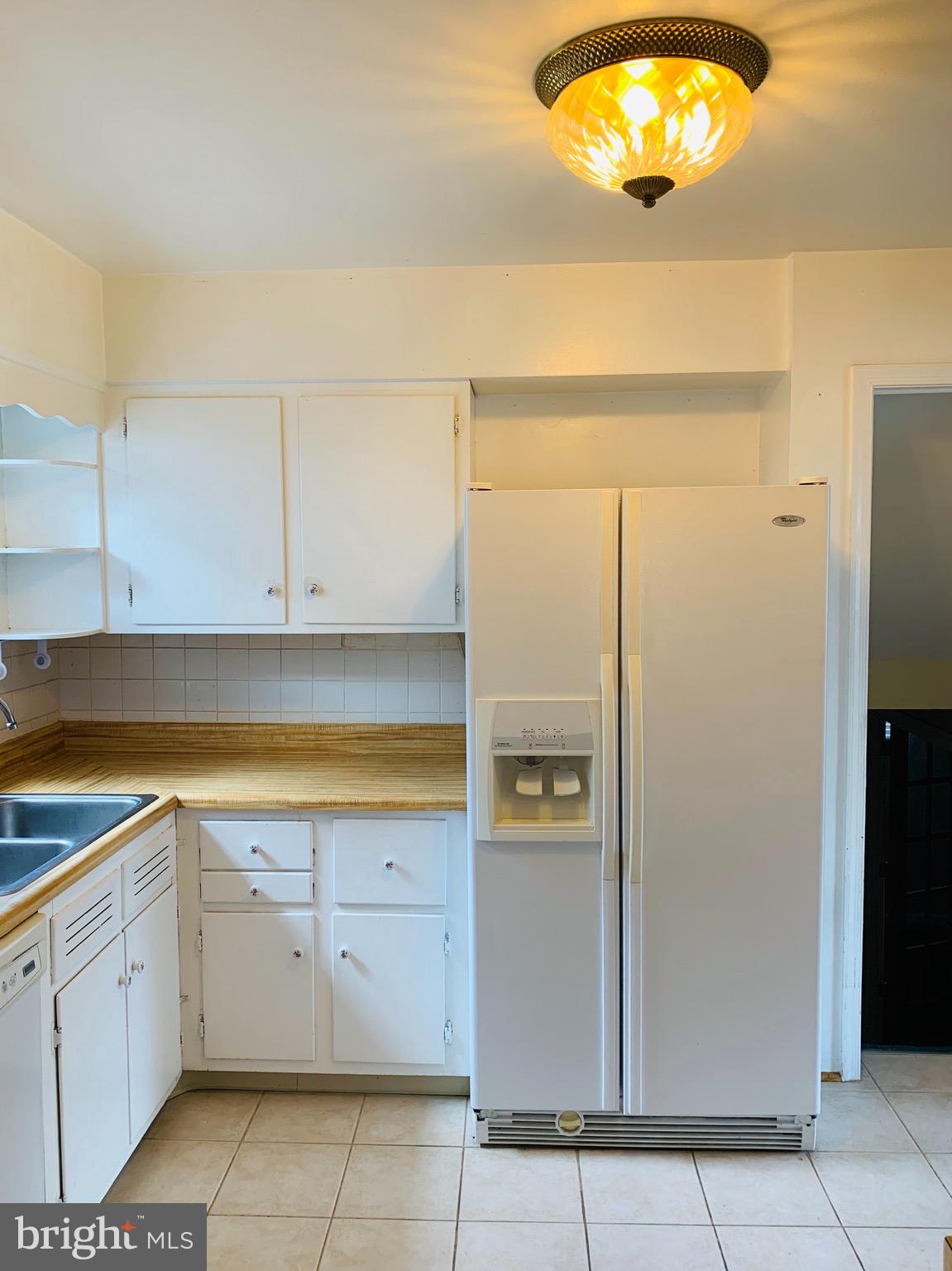 5902 Flanders Street Springfield, VA 22150 - Photo 9 of 45 Nice size kitchen with gas cooking.