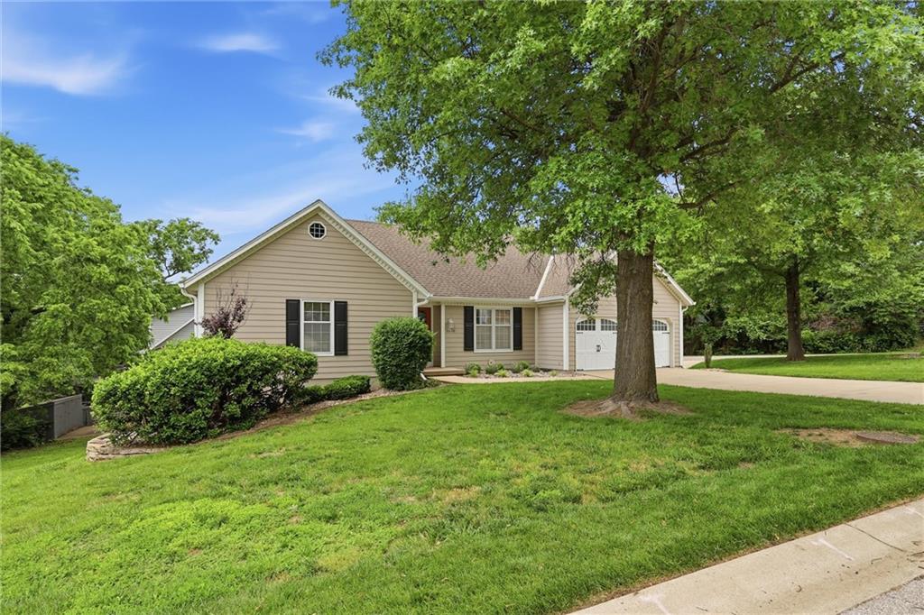 6626 Oak Ridge Drive Shawnee, KS 66217 - Photo 2 of 45