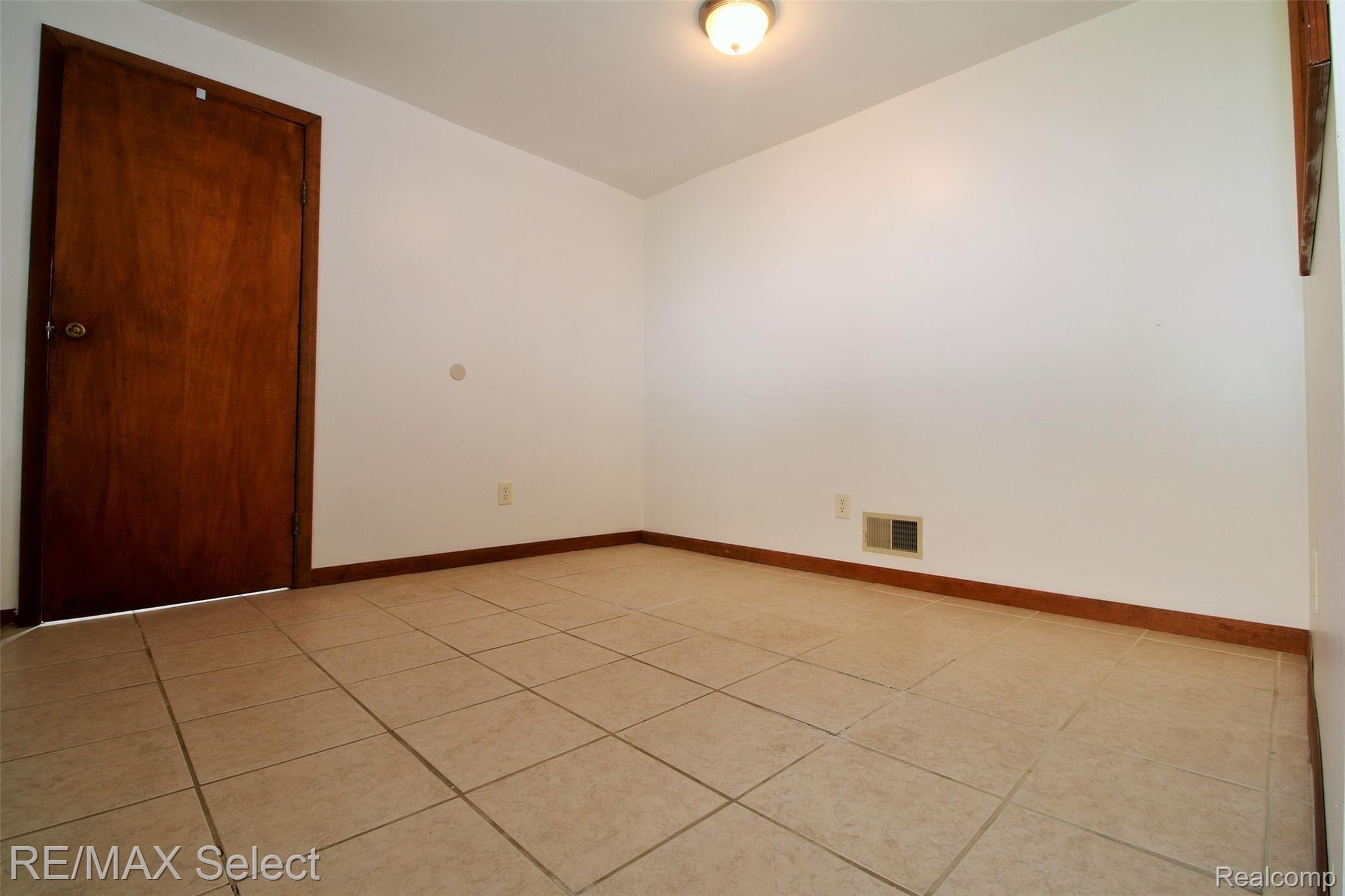 8161 East Coldwater Road Davison, MI 48423 - Photo 8 of 19 IMG_9296 (2).JPG