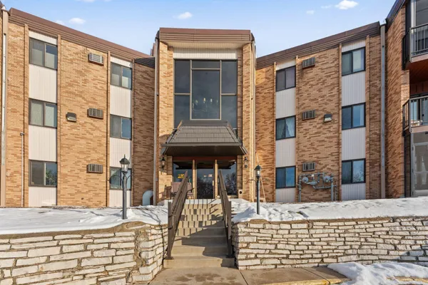 $159,900 | 2700 Oxford Street North, Unit 101, St. Paul, MN 55113