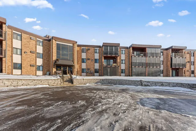 $169,900 | 2700 Oxford Street North, Unit 101, St. Paul, MN 55113