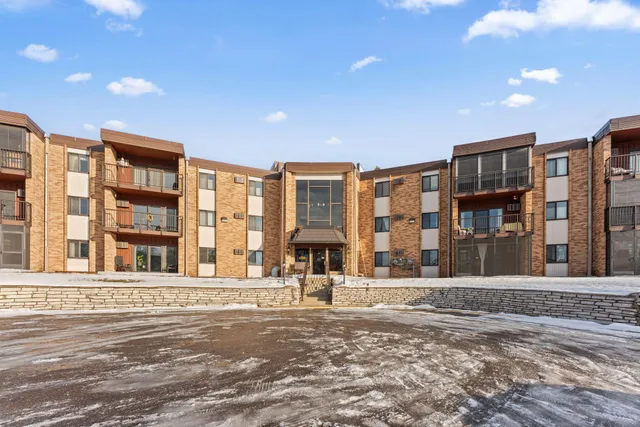 $169,900 | 2700 Oxford Street North, Unit 101, St. Paul, MN 55113