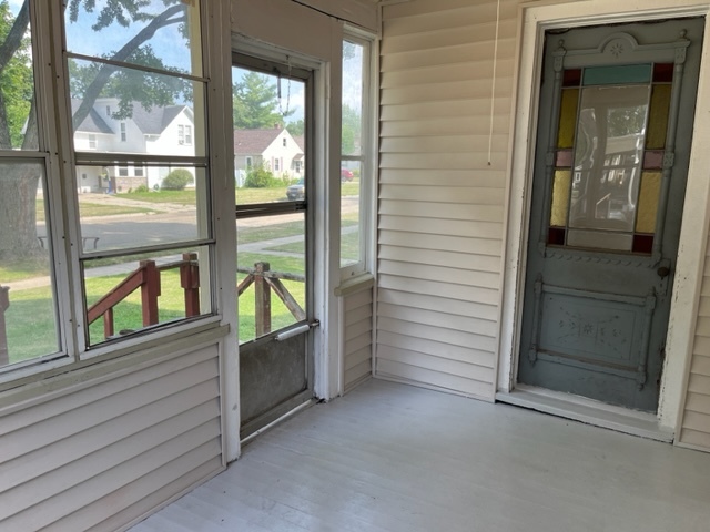 912 North 6th Street Rochelle, IL 61068 - Photo 2 of 34 a view of an entryway of the house