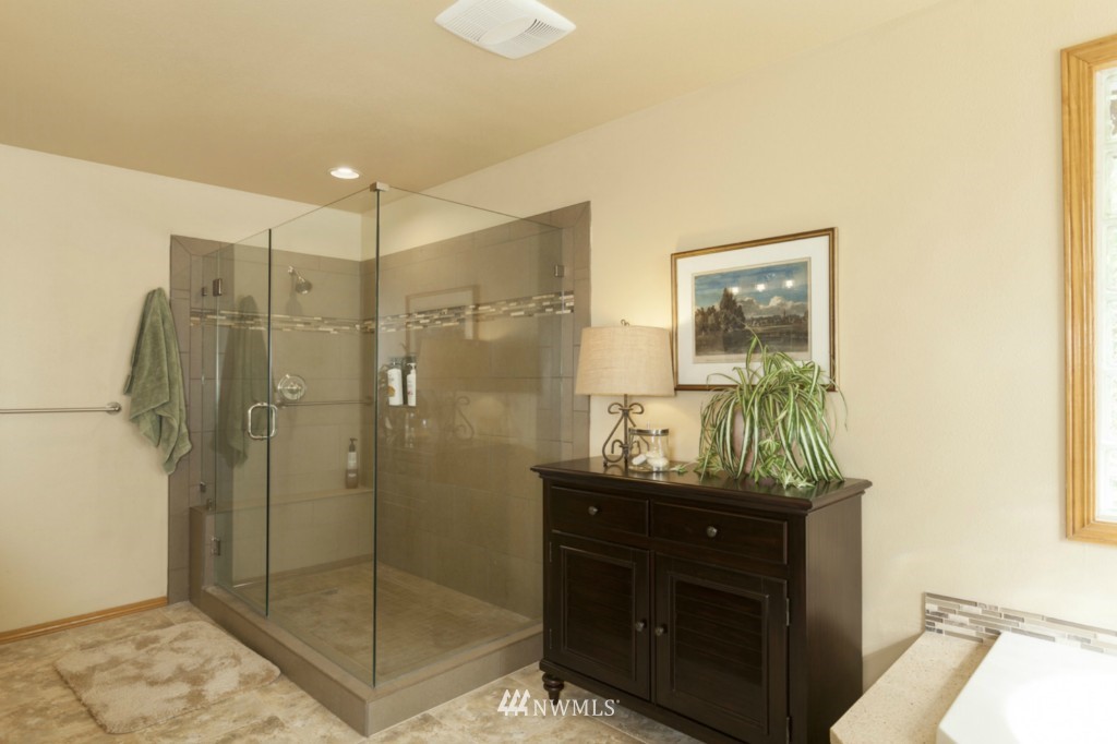 16615 Southeast Jones Road Renton, WA 98058 - Photo 11 of 25 Gallery Image 11