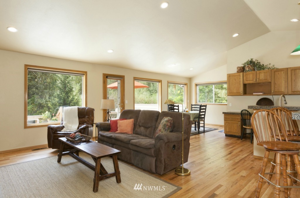 16615 Southeast Jones Road Renton, WA 98058 - Photo 3 of 25 Gallery Image 3