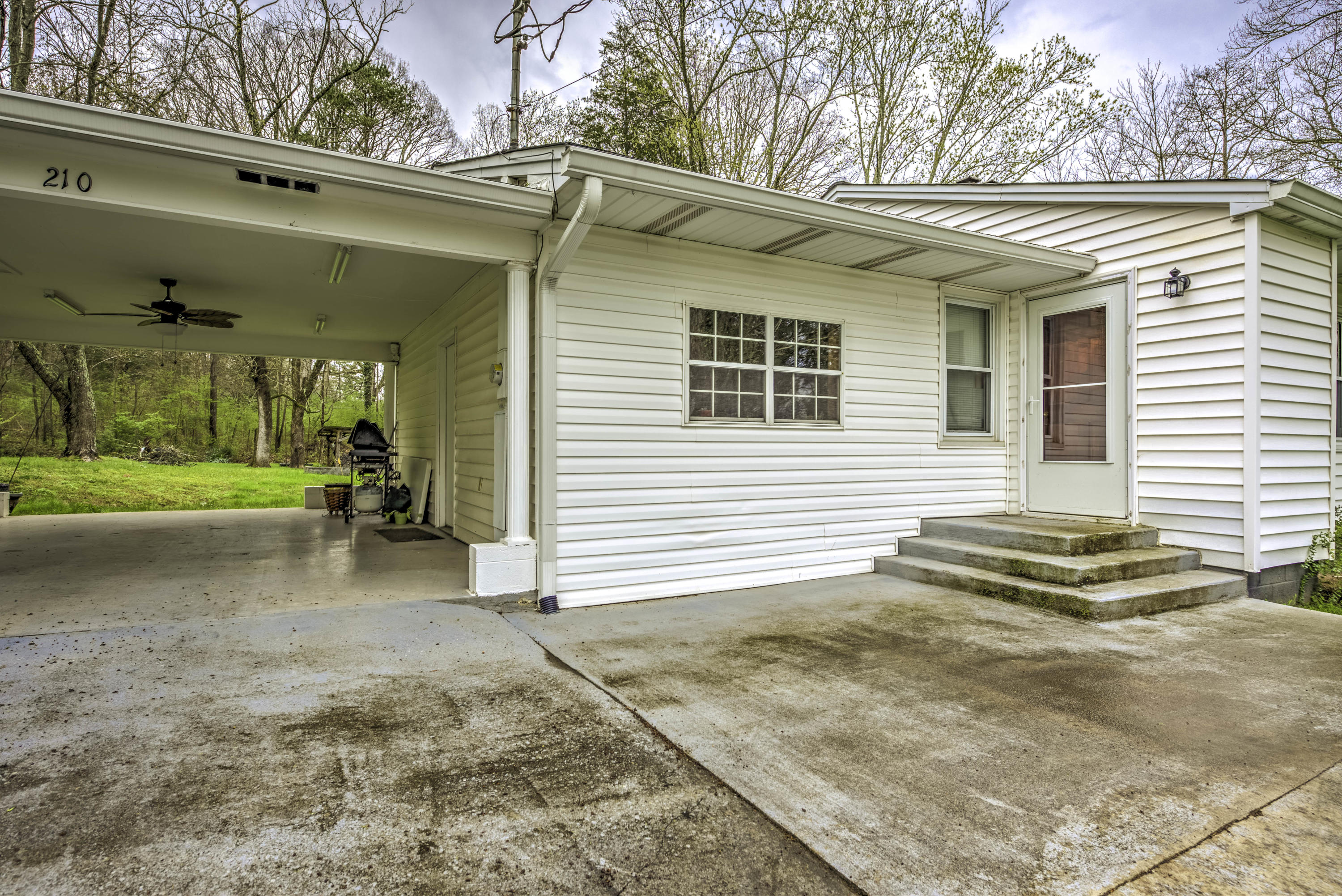 210 North Dogwood Road Powell, TN 37849 - Photo 3 of 29 3