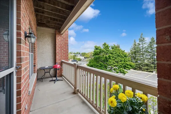 $440,000 | 1950 Farnsworth Lane, Unit 105, Northbrook, IL 60062
