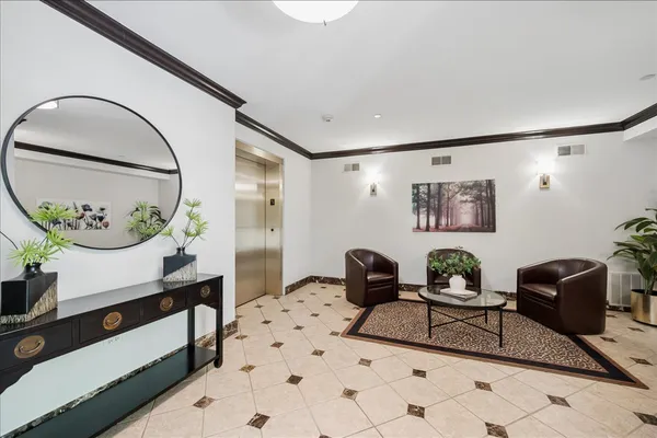 $440,000 | 1950 Farnsworth Lane, Unit 105, Northbrook, IL 60062