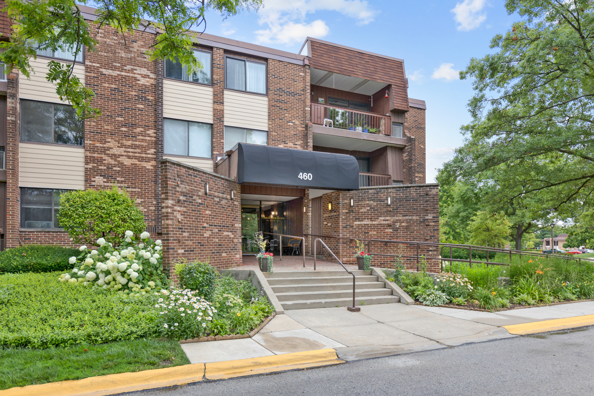 460 Raintree Court, Unit 2J Glen Ellyn, IL 60137 - Photo 3 of 26 Gallery Image 3