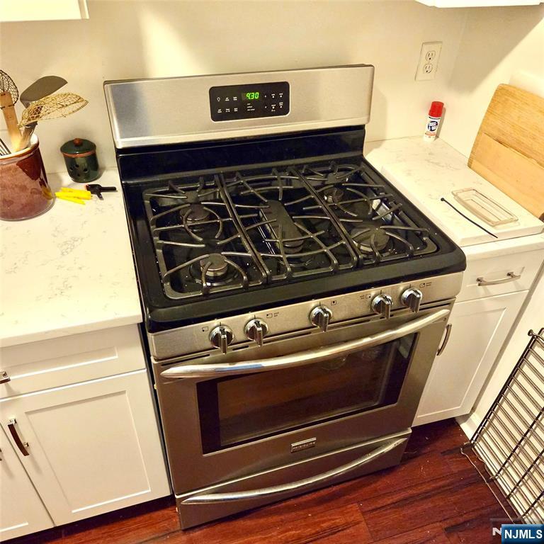 727 Pepperidge Road Mahwah, NJ 07430 - Photo 5 of 10 a close view of stove top oven