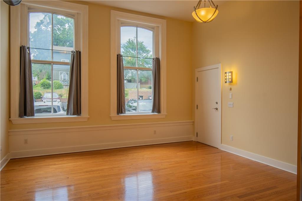 10 Walnut Street, Unit 6 Pittsburgh, PA 15202 - Photo 13 of 35 an empty room with windows