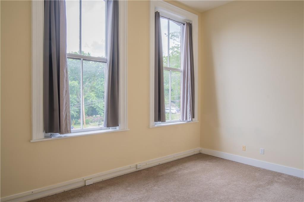 10 Walnut Street, Unit 6 Pittsburgh, PA 15202 - Photo 22 of 35 an empty room with a window