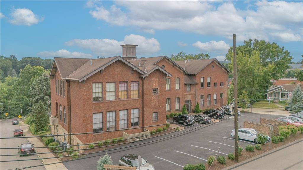 10 Walnut Street, Unit 6 Pittsburgh, PA 15202 - Photo 5 of 35 a front view of a house with a yard