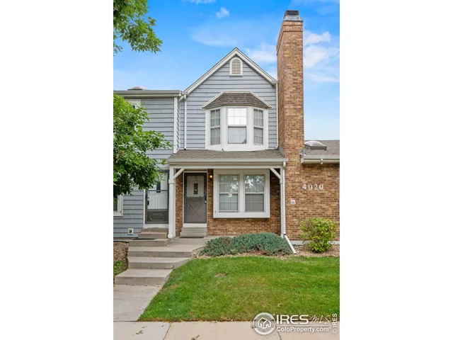 a view of a yard in front of house