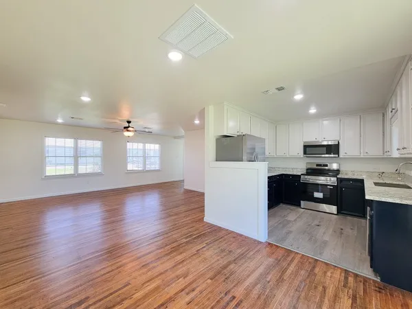 $1,750 | 413 South Market Street, Brazoria, TX 77422