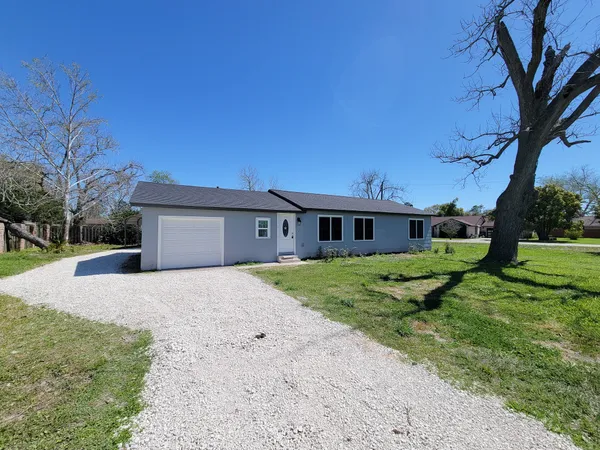 $1,850 | 413 South Market Street, Brazoria, TX 77422