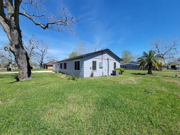 $1,750 | 413 South Market Street, Brazoria, TX 77422