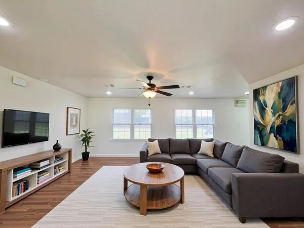 $1,750 | 413 South Market Street, Brazoria, TX 77422