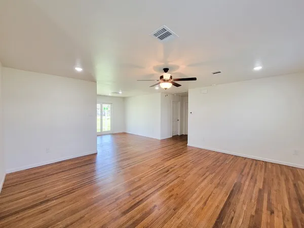 $1,750 | 413 South Market Street, Brazoria, TX 77422