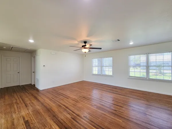 $1,750 | 413 South Market Street, Brazoria, TX 77422