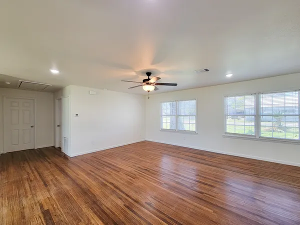 $1,850 | 413 South Market Street, Brazoria, TX 77422