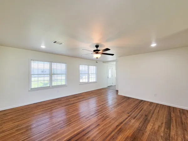 $1,850 | 413 South Market Street, Brazoria, TX 77422