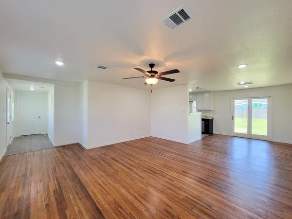 $1,850 | 413 South Market Street, Brazoria, TX 77422