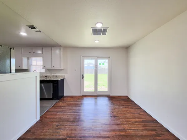 $1,850 | 413 South Market Street, Brazoria, TX 77422