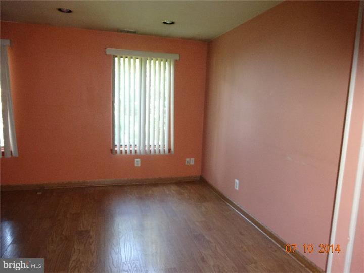13009 Townsend Road, Unit L2 Philadelphia, PA 19154 - Photo 3 of 9 Living Room