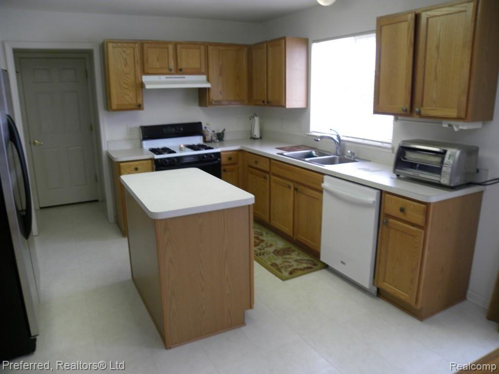 462 Springfield Drive Canton, MI 48188 - Photo 8 of 22 Kitchen.jpg