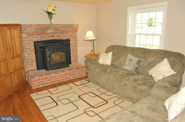 3709 Garfield Road Smithsburg, MD 21783 - Photo 6 of 25 Living Room