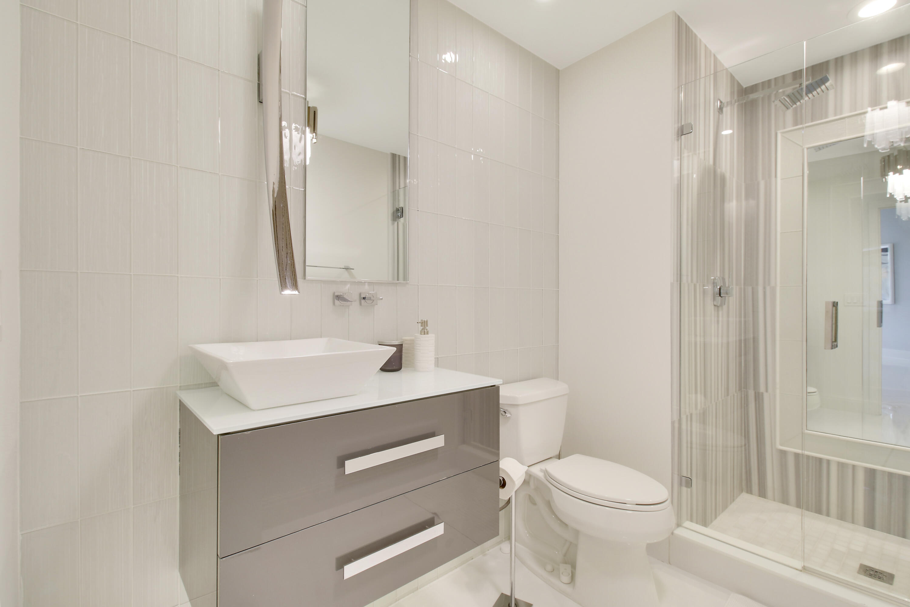 7535 La Paz Boulevard, Unit 105 Boca Raton, FL 33433 - Photo 35 of 45 Guest Bathroom