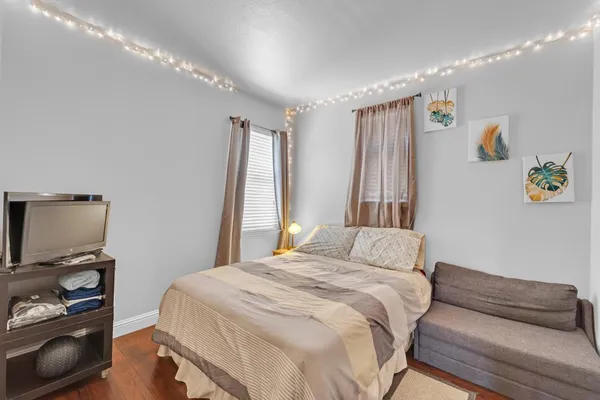 a view of yard with green space