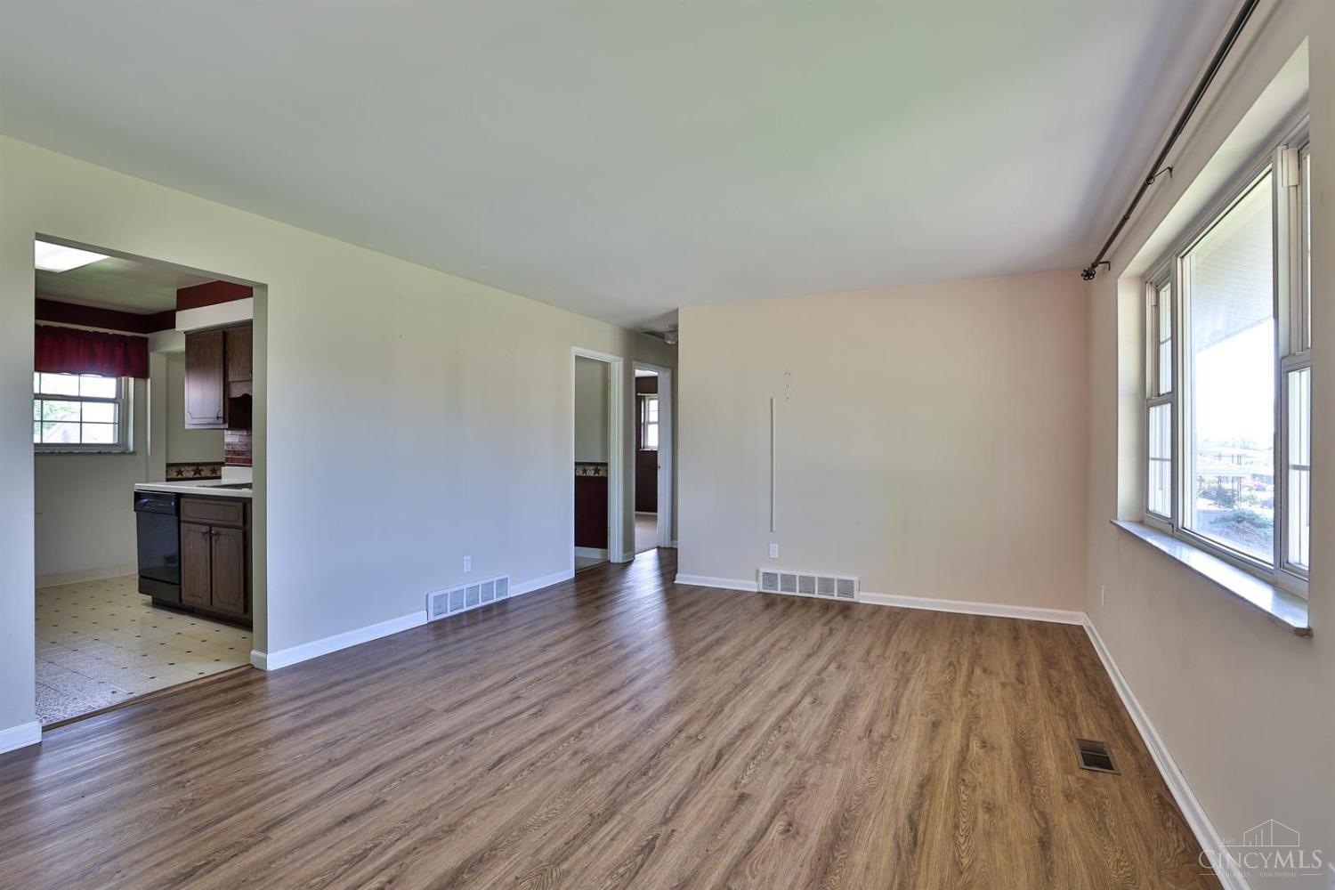 3388 Alexis Road Cincinnati, OH 45239 - Photo 8 of 28