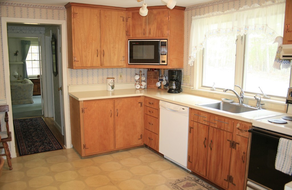 142 Newbridge Road Sudbury, MA 01776 - Photo 11 of 28