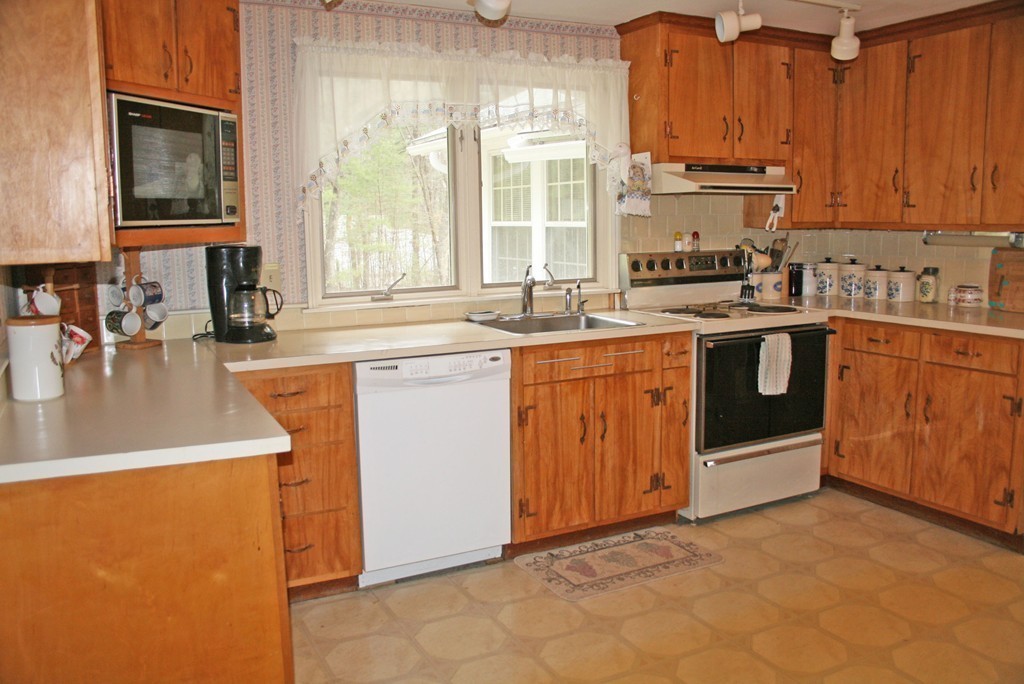 142 Newbridge Road Sudbury, MA 01776 - Photo 10 of 28