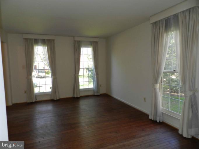 524 Ridgewell Way Silver Spring, MD 20902 - Photo 17 of 20 Living Room