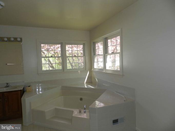 524 Ridgewell Way Silver Spring, MD 20902 - Photo 7 of 20 Bath (Master)