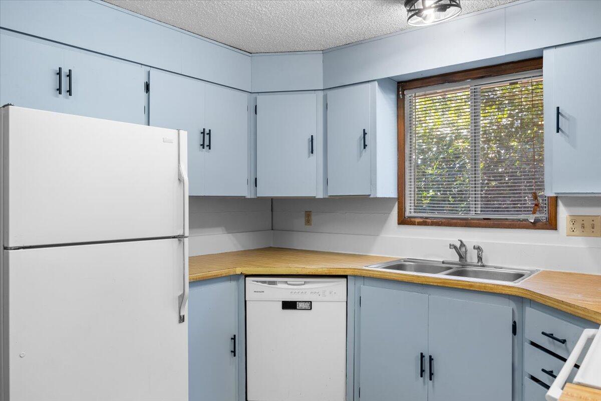 610 Freeman Road Central Point, OR 97502 - Photo 6 of 18 10-IMG_3103