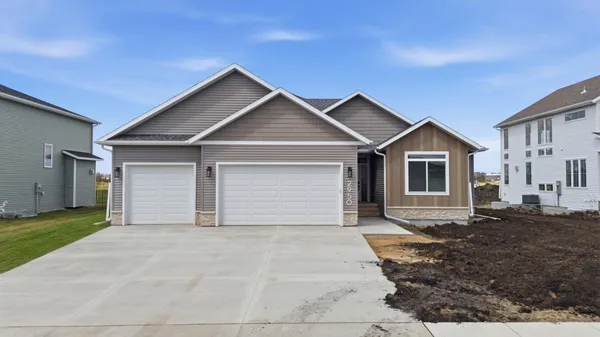 $919,900 | 2950 Prairie Farms Circle South, Fargo, ND 58104