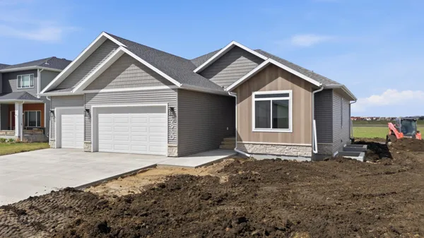 $919,900 | 2950 Prairie Farms Circle South, Fargo, ND 58104