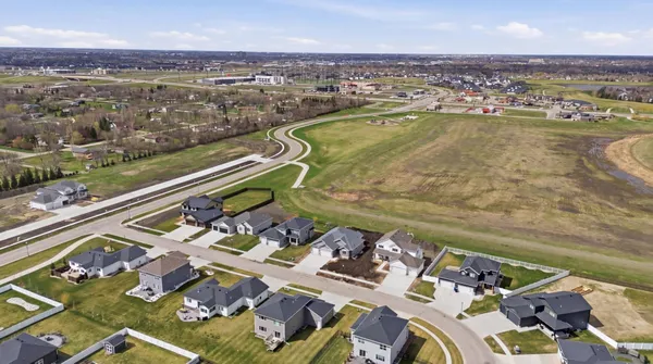 $919,900 | 2950 Prairie Farms Circle South, Fargo, ND 58104