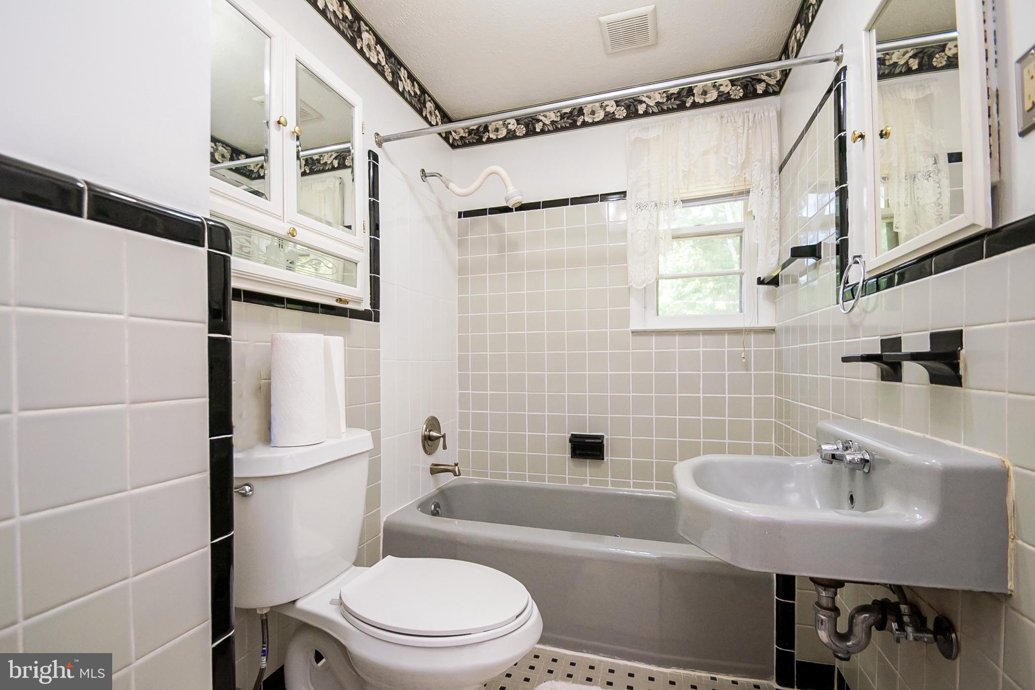 1814 Jaybee Road Wilmington, DE 19803 - Photo 23 of 45 Hall full bathroom