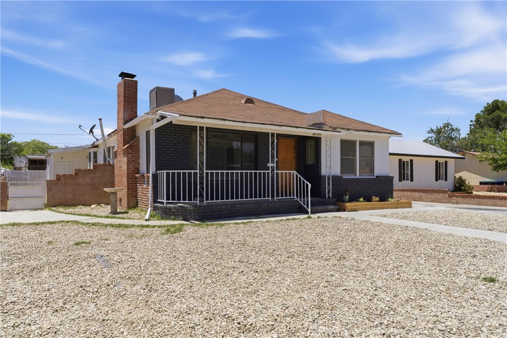 44509 Date Lancaster, CA 93534 - Photo 17 of 20 a view of a house with a yard