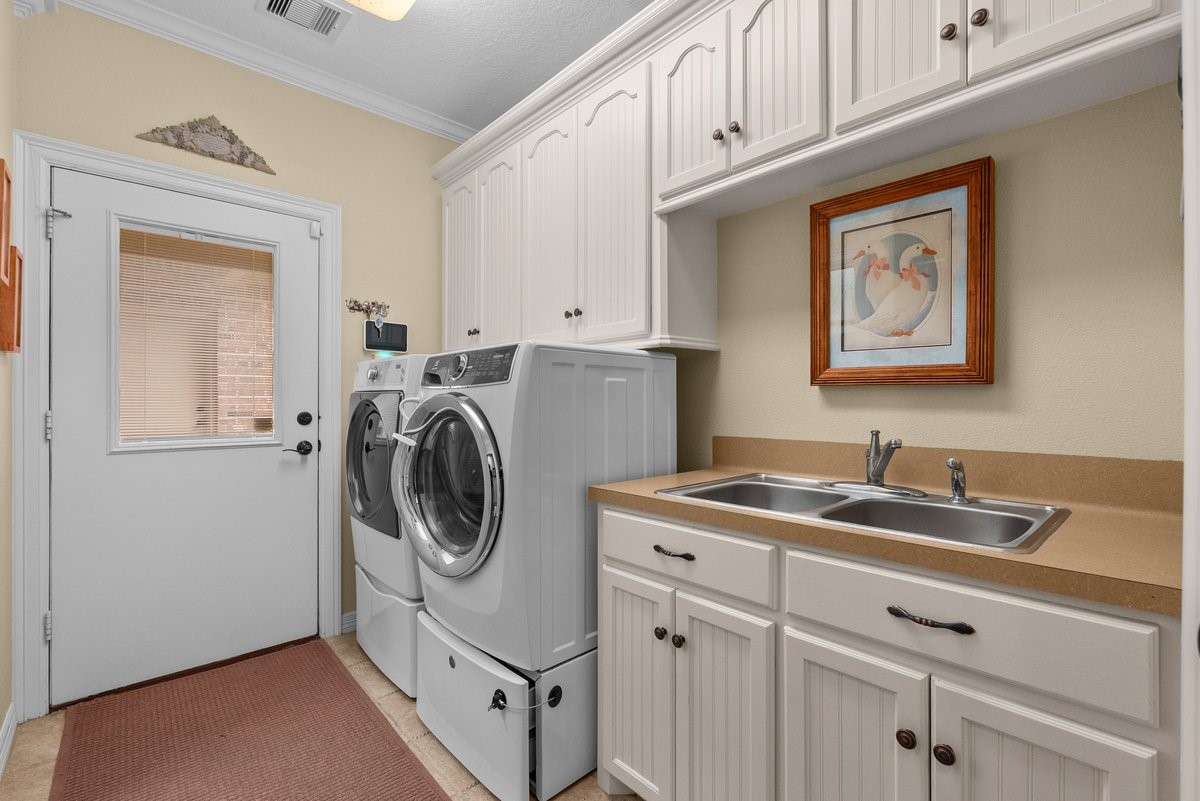 1303 China Grove Drive Rosharon, TX 77583 - Photo 27 of 42 Laundry room that leads to the carport area,