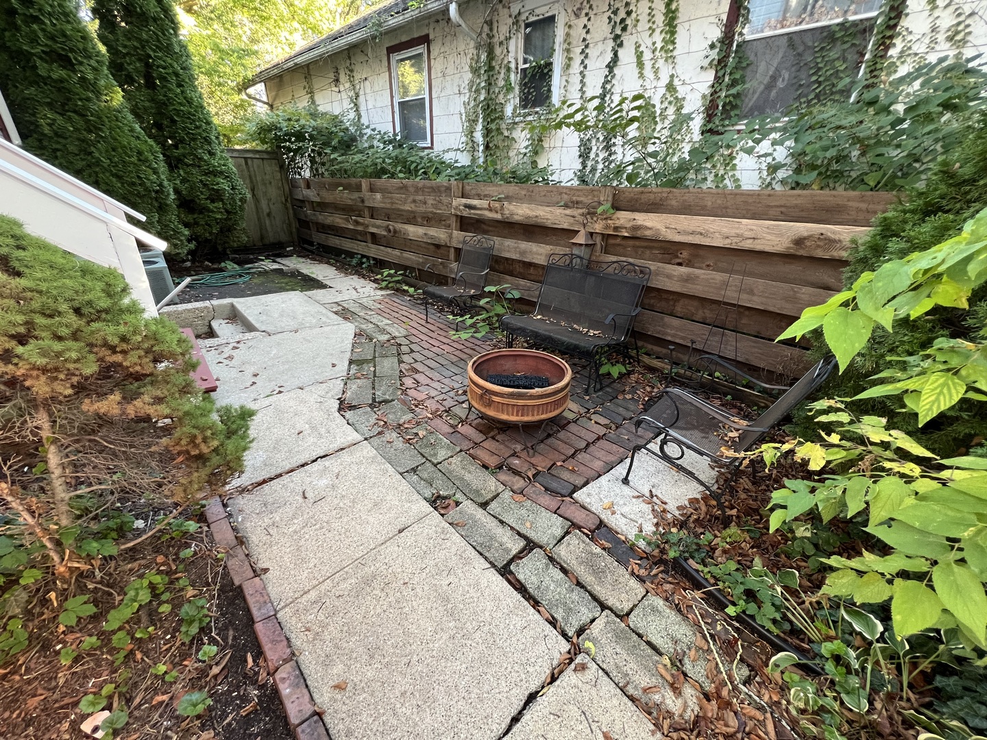 2022 Colfax Street, Unit 1 Evanston, IL 60201 - Photo 15 of 16 a backyard of a house with lots of green space