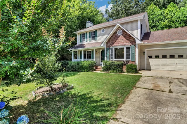 a view of a yard in front of house