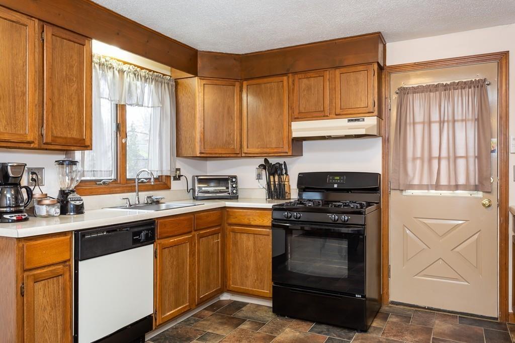820 Roosevelt Avenue Springfield, MA 01109 - Photo 9 of 24 Gallery Image 9