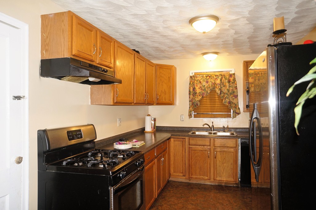 99 Blunt Road Springfield, MA 01109 - Photo 3 of 18 Gallery Image 3