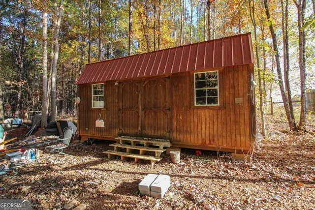 a view of a house with backyard and trees
